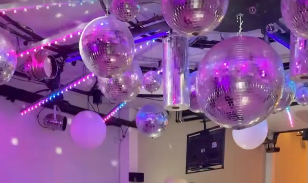 Bolas de espejo en el techo del salón, RR Eventos, Pehuajó