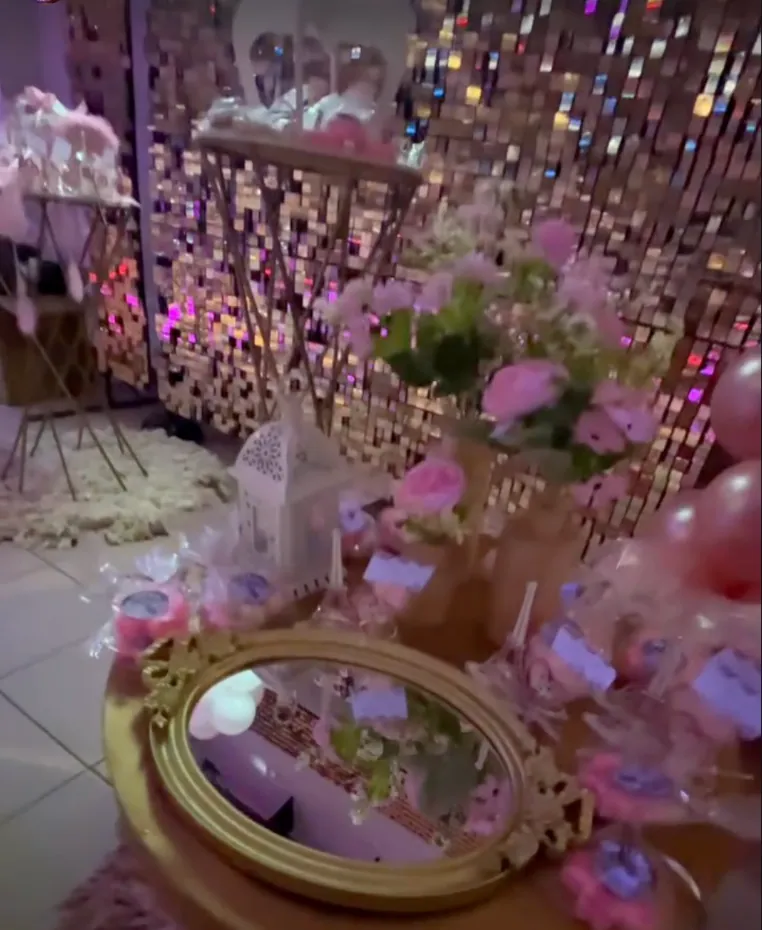 Mesa dulce con espejo dorado, flores y souvenirs, RR Eventos, Pehuajó