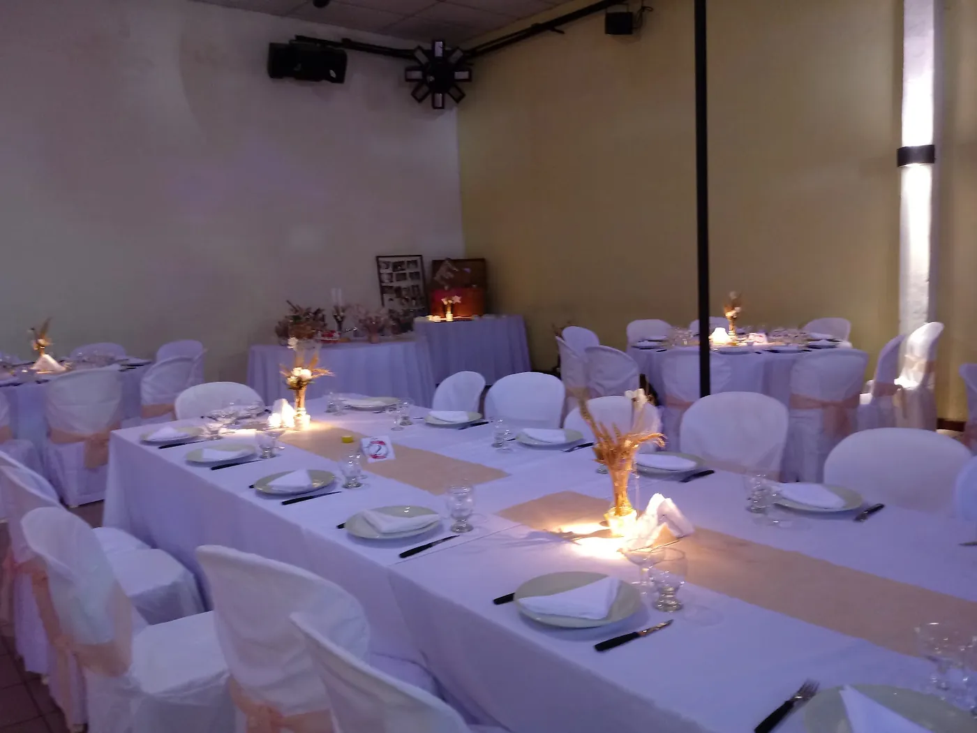 Mesa larga con caminos dorados y velas, RR Eventos, Pehuajó