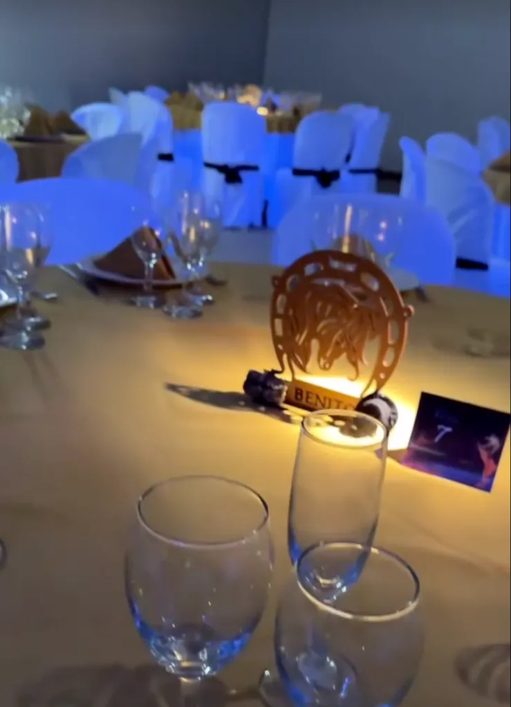 Mesa armada con fundas blancas y centro de mesa iluminado, RR Eventos, Pehuajó
